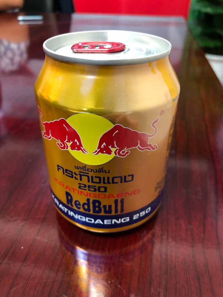 Nước uống tăng lực Red bull: Màu vỏ lon thay đổi “bất thường” người tiêu dùng nghi ngờ hàng giả?